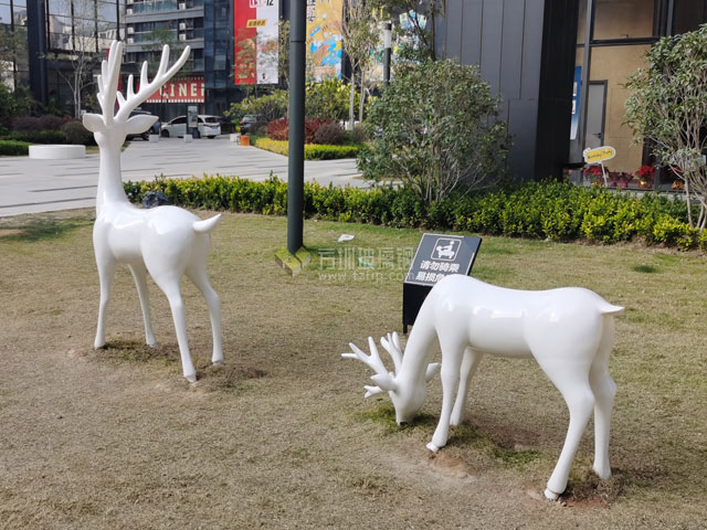 玻璃鋼鹿群組合雕塑提升東莞創(chuàng)新園區(qū)戶外景觀